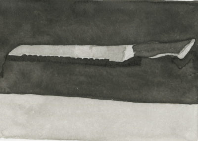 Lavis représentant un couteau à pain sur fond noir et gris. Artiste, Martes Martes. Lieu, Berne.