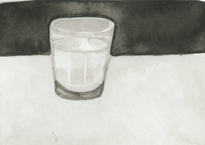 Lavis représentant un verre à eau sur un fond sombre et claire. Artiste, Martes Martes. Lieu, Berne.