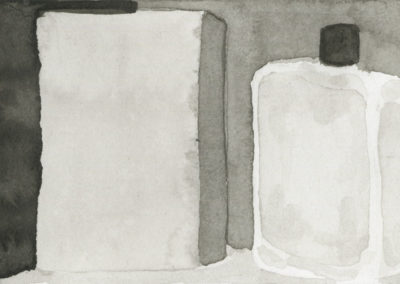 Lavis représentant un carton et un flacon de parfum devant un fond sombre et clair. Artiste, Martes Martes. Lieu, Berne.