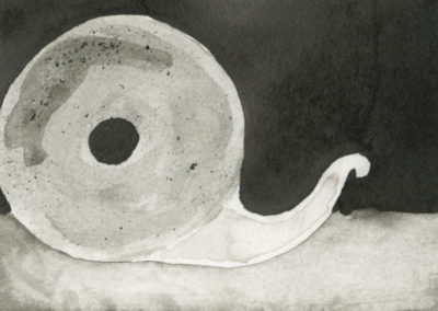 Lavis représentant un ruban adhésif en forme d'escargot sur un fond noir. Artiste, Martes Martes. Lieu, Berne.