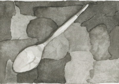 Lavis représentant une cuillère à soupe sur un fond tacheté de nuance de gris. Artiste, Martes Martes. Lieu, Berne.