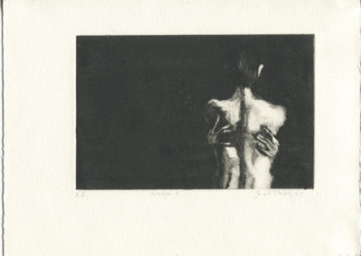Monotype représentant un homme de dos qui s’entoure avec ses bras. Il est sur un fond noir. Artiste, Martes Martes. Lieu, Nuremberg.