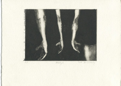 Monotype représentant des mains sur un fond noir. Artiste, Martes Martes. Lieu, Nuremberg.