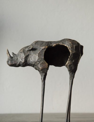 Statue de bronze représentant un rhinocéros à trois pattes de côté. Martes Martes. Lieu, Nuremberg.