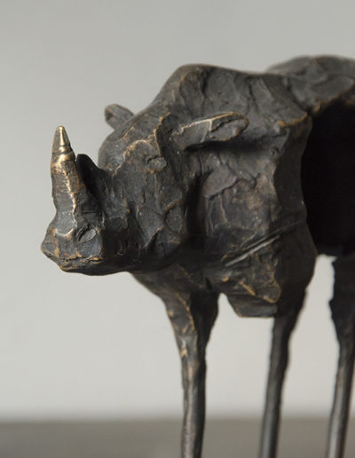 Statue de bronze représentant un rhinocéros à trois pattes de face. Martes Martes. Lieu, Nuremberg.