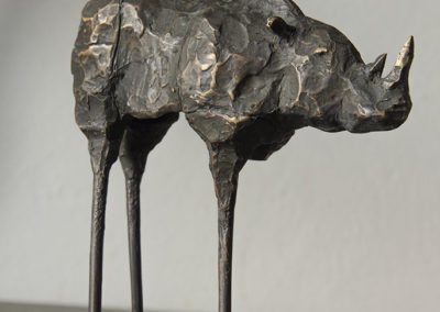 Statue de bronze représentant un rhinocéros à trois pattes de trois quarts. Martes Martes. Lieu, Nuremberg.