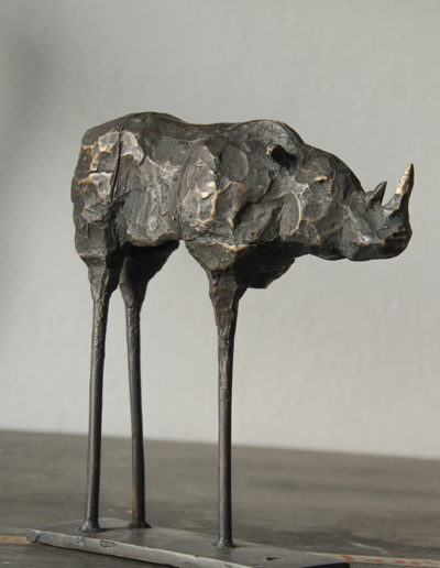 Statue de bronze représentant un rhinocéros à trois pattes de trois quarts. Martes Martes. Lieu, Nuremberg.