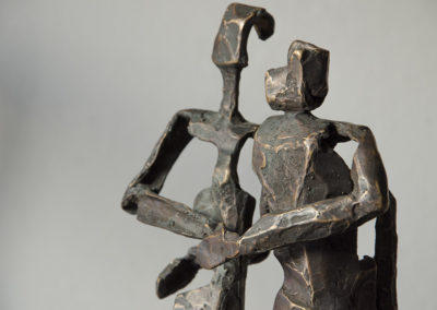 Sculpture en bronze d'un couple de danseur traité en surface de manière grossière à la spatule. Bronze. Martes Martes.