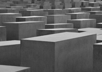 Photo noir et blanc représentant les rectangles de béton du mémorial juif. Artiste, Martes Martes. Lieu, Berlin.
