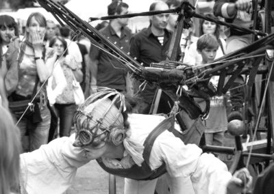 Photo noir et blanc représentant une femme déguisée en insecte volant. Artiste, Martes Martes. Lieu, Berlin.
