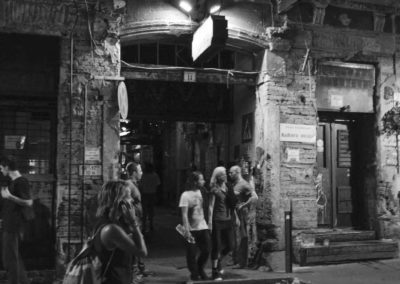 Photo noir et blanc représentant l’entrée de l’auberge “Szimpla kert “. Artiste, Martes Martes. Lieu, Budapest.