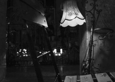 Photo noir et blanc représentant une lampe avec un vieil abat-jour dans le bar le “Szimpla kert “. Artiste, Martes Martes. Lieu, Budapest.