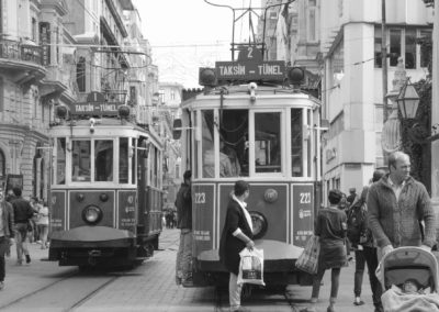 Photo noir et blanc représentant le tram Galatasaray dans une rue commerçante. Artiste, Martes Martes. Lieu, Istanbul.
