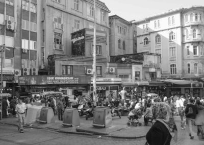 Photo noir et blanc représentant une place animée par le quotidien. Artiste, Martes Martes. Lieu, Istanbul.
