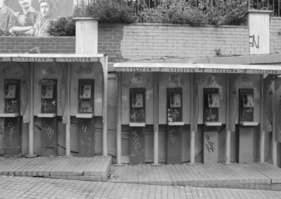Photo noir et blanc représentant des cabines téléphonique. Artiste, Martes Martes. Lieu, Istanbul.