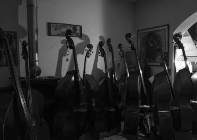 Photo noir et blanc représentant un atelier de contrebasse. Artiste, Martes Martes. Lieu, Paris.
